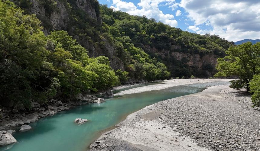 Der Sarantaporos fließt noch frei durch die griechische Bergwelt des Pindos. © Dimitris Papageorgiou / MedINA