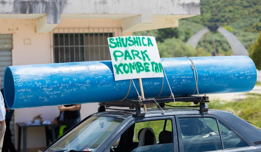 1.500 Menschen aus 37 Dörfern unterzeichneten diese Rohr-Petition, als sie durch das Tal reiste © Geri Bleta 