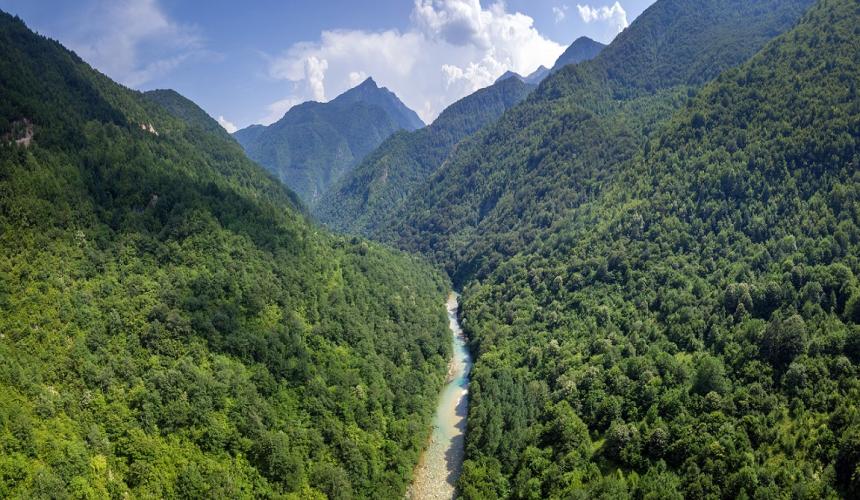 Der Fluss Neretva flussaufwärts vom im Bau befindlichen Ulog-Wasserkraftwerk. Dieses Gebiet wäre vom Schwallbetrieb betroffen. Bosnien und Herzegowina © Vladimir Tadic