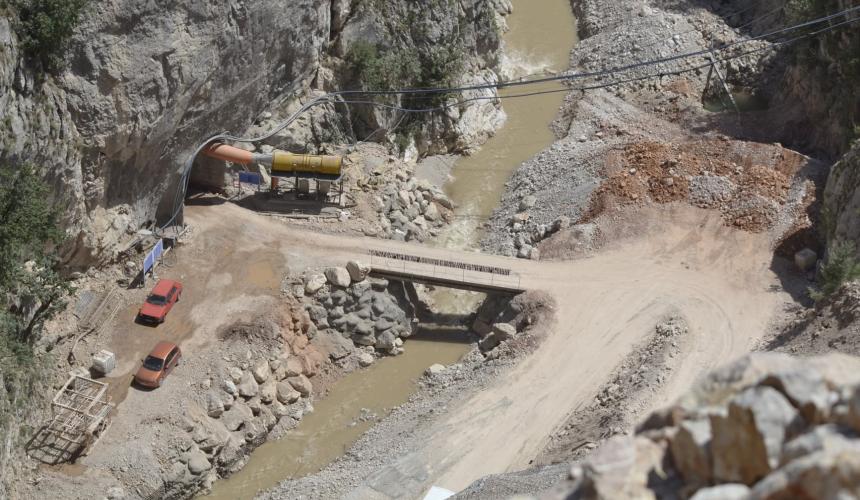 A construction site of the Ulog hydropower plant on the Neretva River, Bosnia and Herzegovina. © Robert Oroz