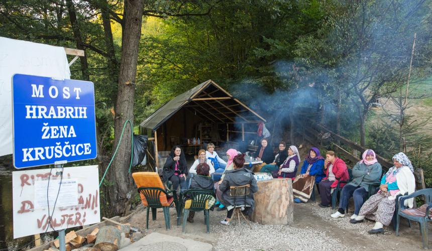 A picture of solidarity: The "brave women of Kruščica" guarded their beloved river round the clock. © Andrew Burr