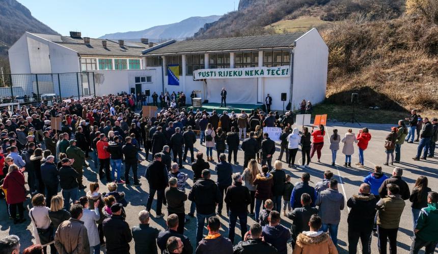 Einwohner*innen und NGOs Protest © Pusti me da tecem