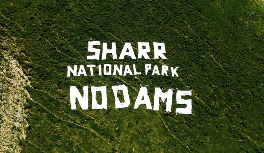 Die vier illegal gebauten Kraftwerke leiten das Wasser der Flüsse und Bäche in Pipelines um und lassen das Flussbett fast trocken. © EcoZ 