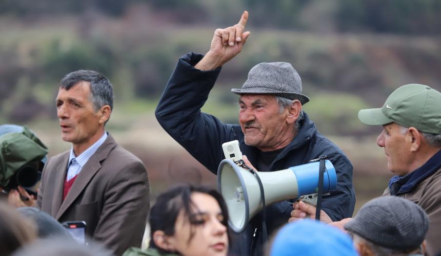 Mehr als 30 Dörfer stehen aufgrund des Wasserentnahmeprojekts vor einer ungewissen Zukunft, doch die standhaften lokalen Gemeinschaften leisten weiterhin gemeinsam Widerstand. © Adrian Guri