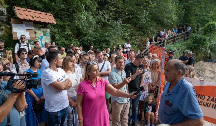 Am 28. Juli 2024 trafen sich Anwohner und Menschen aus der ganzen Region zum zweiten großen Protest auf der Baustelle. © Joshua D. Lim