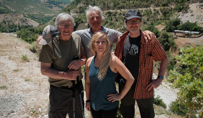 Herzlichen Glückwunsch, Fritz! Danke, dass du unsere Flüsse schützt und Menschen miteinander verbindest. Auf dem Foto (v.l.n.r.): Fritz Schiemer, Ulrich Eichelmann, Cornelia Wieser, Wolfram Graf © Nick St. Oegger