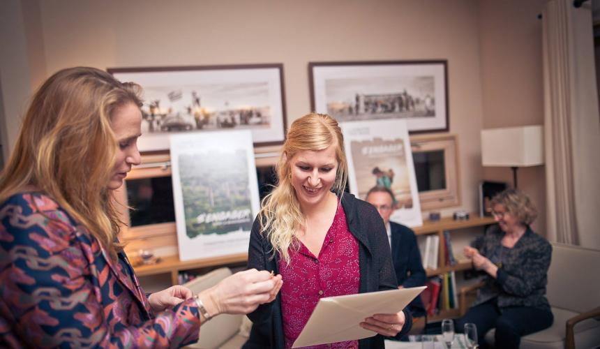 Cornelia Wieser erhält den 2. Preis von Julia Brinckman (Chefredakteurin von Für Sie) © Fondation Yves Rocher Vincent Guihur Photographe