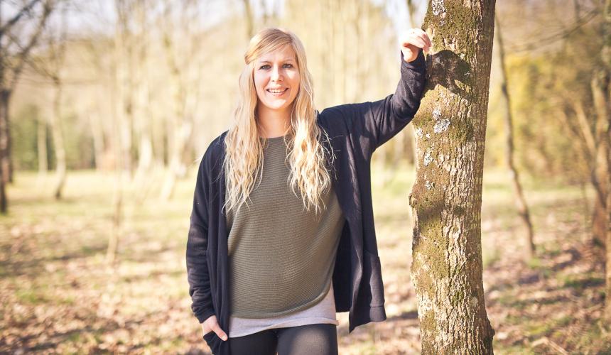 Cornelia nimmt den Preis stellvertretend für alle engagierten Frauen des Blue Heart Teams entgegen © Fondation Yves Rocher Vincent Guihur Photographe