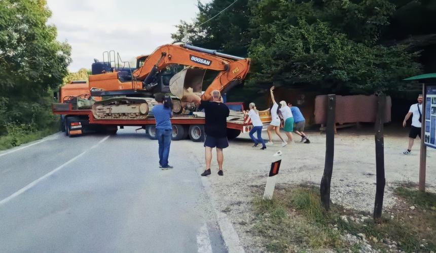 Local communities and activists wave goodbye to the construction vehicles leaving the Una River for good. © Sanja Sevo
