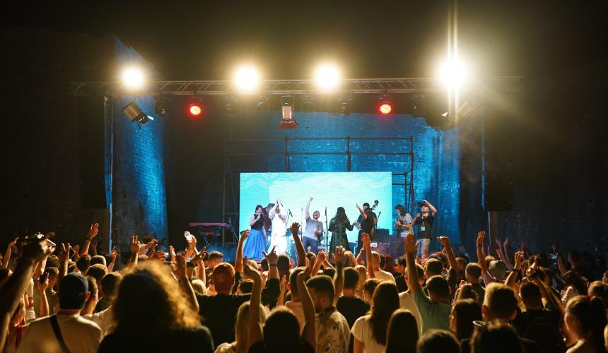 Artists performing "Lum Lumi i Lirë" together © Klajdi Vaja