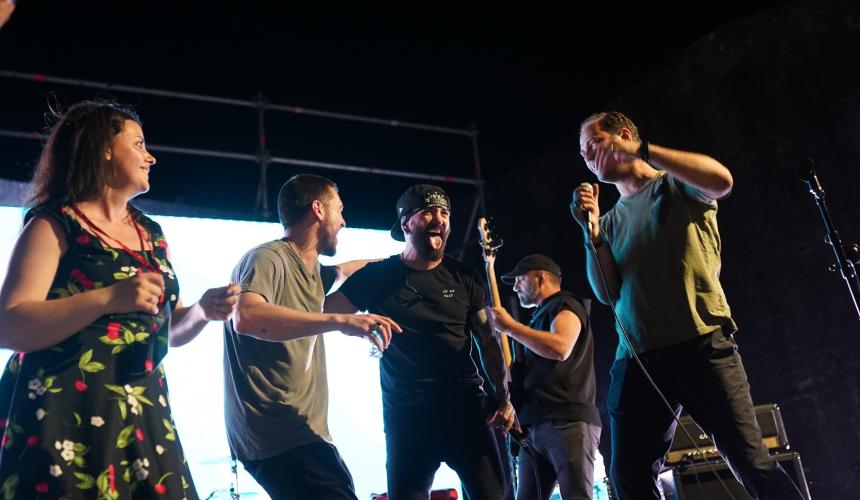 In a final encore, Eugent Bushpepa, Shpat Deda and Asgje sikur dielli performed together © Klajdi Vaja