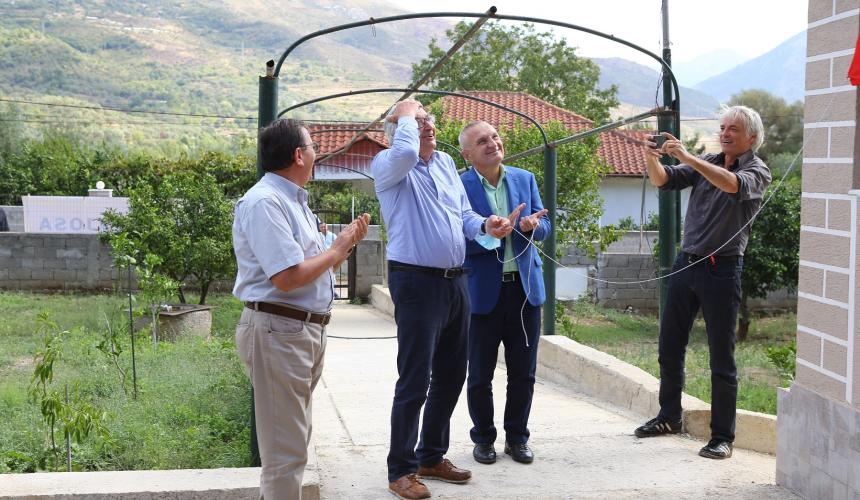 Moment der Überraschung: Prof. Schiemer war bis zur Enthüllung völlig ahnungslos, dass das Vjosa-Forschunszentrum seinen Namen trägt. © Taulant Haxhiasi