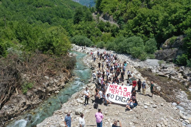 300 residents and activists protested against three dams in the Mërtur River, Albanian Alps © AM – Production
