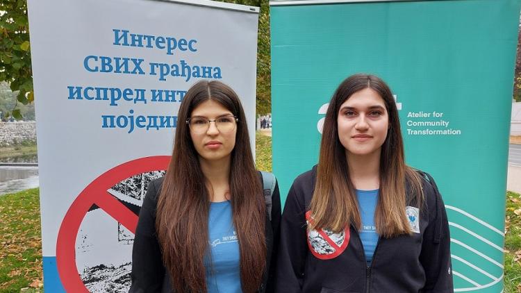 Die beiden jungen Aktivistinnen, Sunčica Kovačević (links) und Sara Tuševljak (rechts), die mit der die mit der SLAPP-Klage konfrontiert wurden © ACT