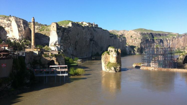 The bridge piers of the Silk Road will also be drowned in the reservoir. © Ulrich Eichelmann
