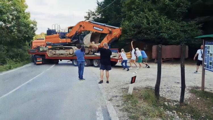 Local communities and activists wave goodbye to the construction vehicles leaving the Una River for good. © Sanja Sevo