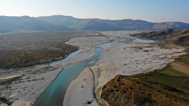 The Vjosa is one of the last intact natural rivers in Europe outside Russia – a jewel of pan-European importance. If she is being dammed as the government foresees for this year, the consequences would be detrimental, so the scientists warn. © Gabriel Singer