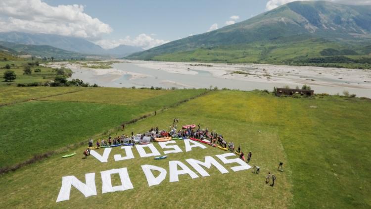 Vjosa, no dams! About 150 people gathered at the Vjosa today to direct this appeal to Albanian Prime Minister Edi Rama. © Oblak Aljaz