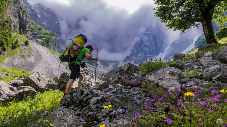 Luka Krajnc erreicht die 700 Meter hohe Kalksteinwand des Papignut. © Marko Prezelj