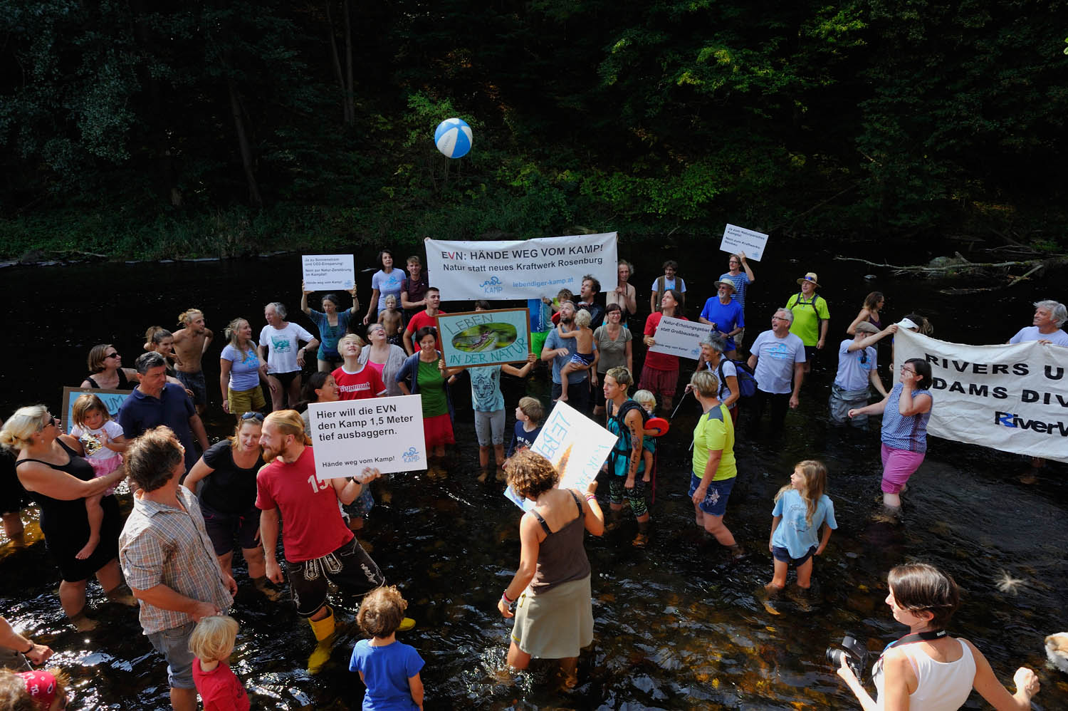 Activists on the Kamp river © Lebendiger Kamp