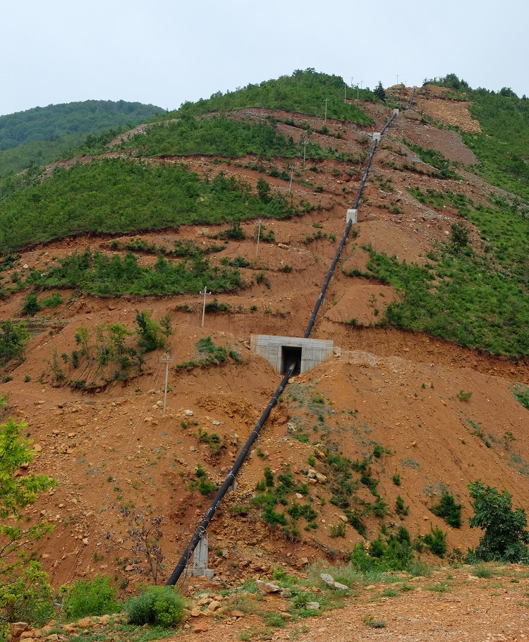 A hill with a water pipe of the Ternove hydropower project. They show how the construction is completely inadequate to avoid landslides. © Petr Hlobil