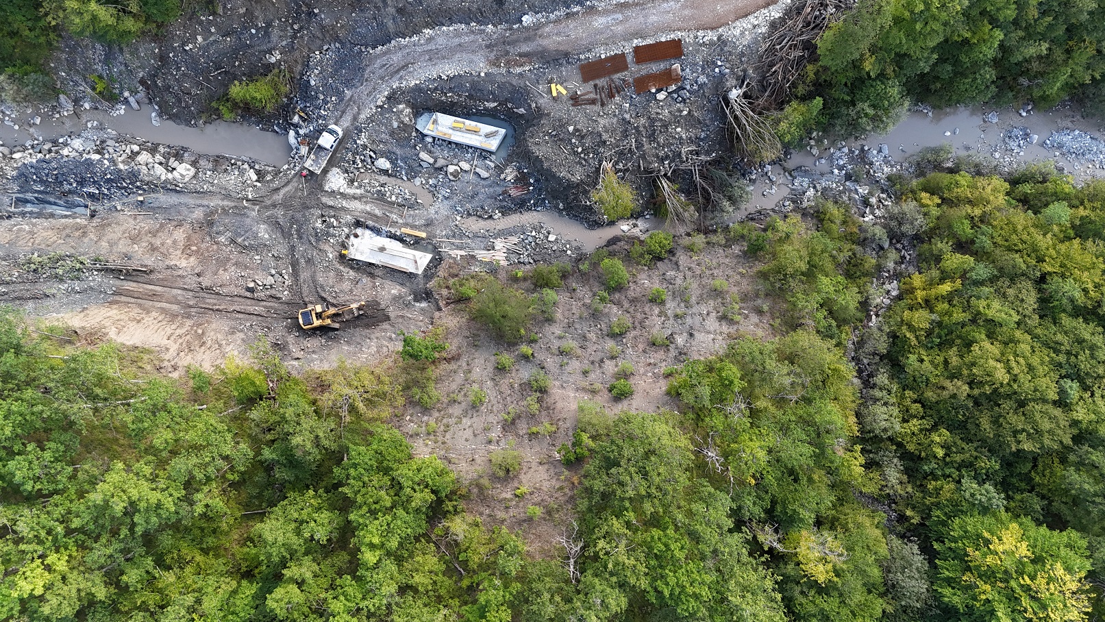 Destruction at the river Sutjeska © Vladimir Topić