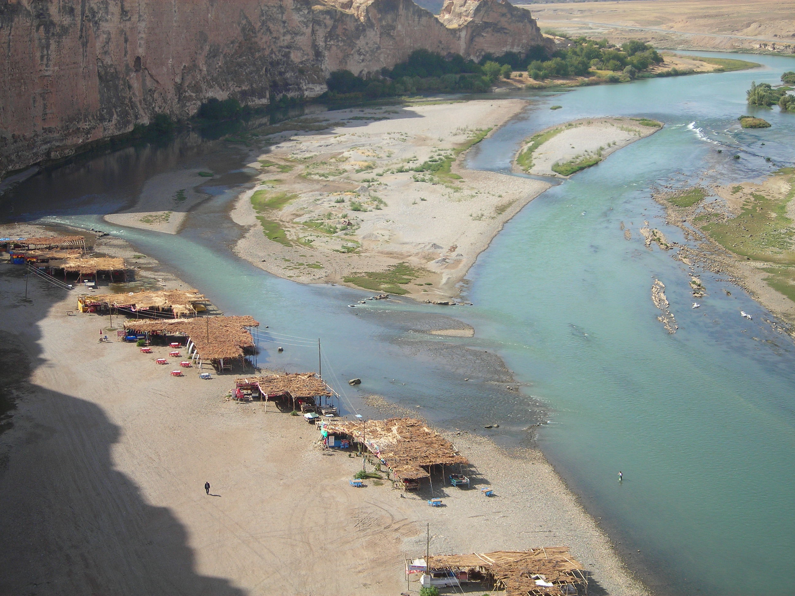 This is what the river landscape, with its restaurants at the foot of the cliffs, looked like just a few years ago. © Riverwatch