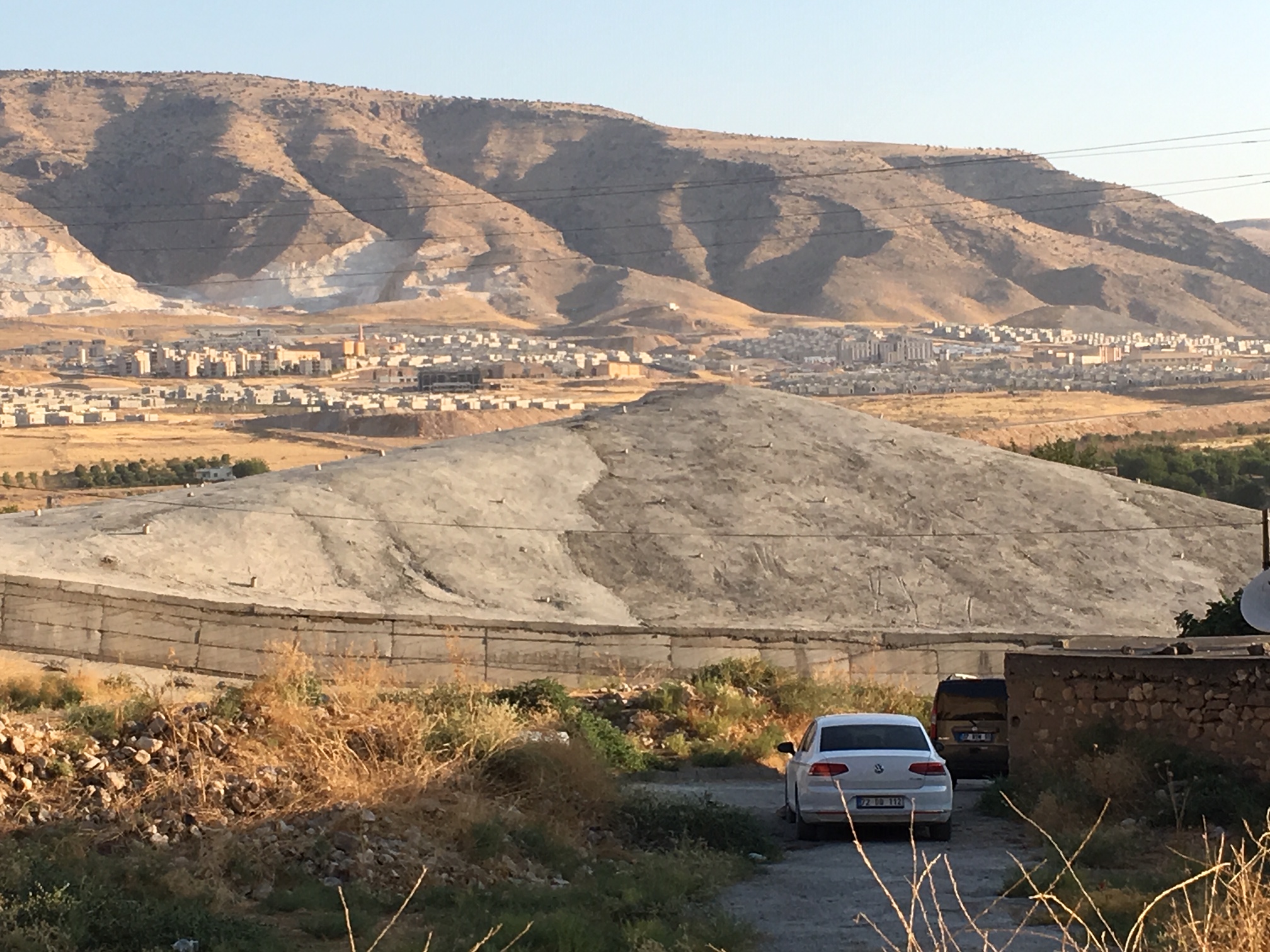 Formerly a valuable archaeological area. A concrete sarcophagus is to protect the thousand-year-old testimonies and preserve them "underwater". New Hasankeyf in the background. © Riverwatch
