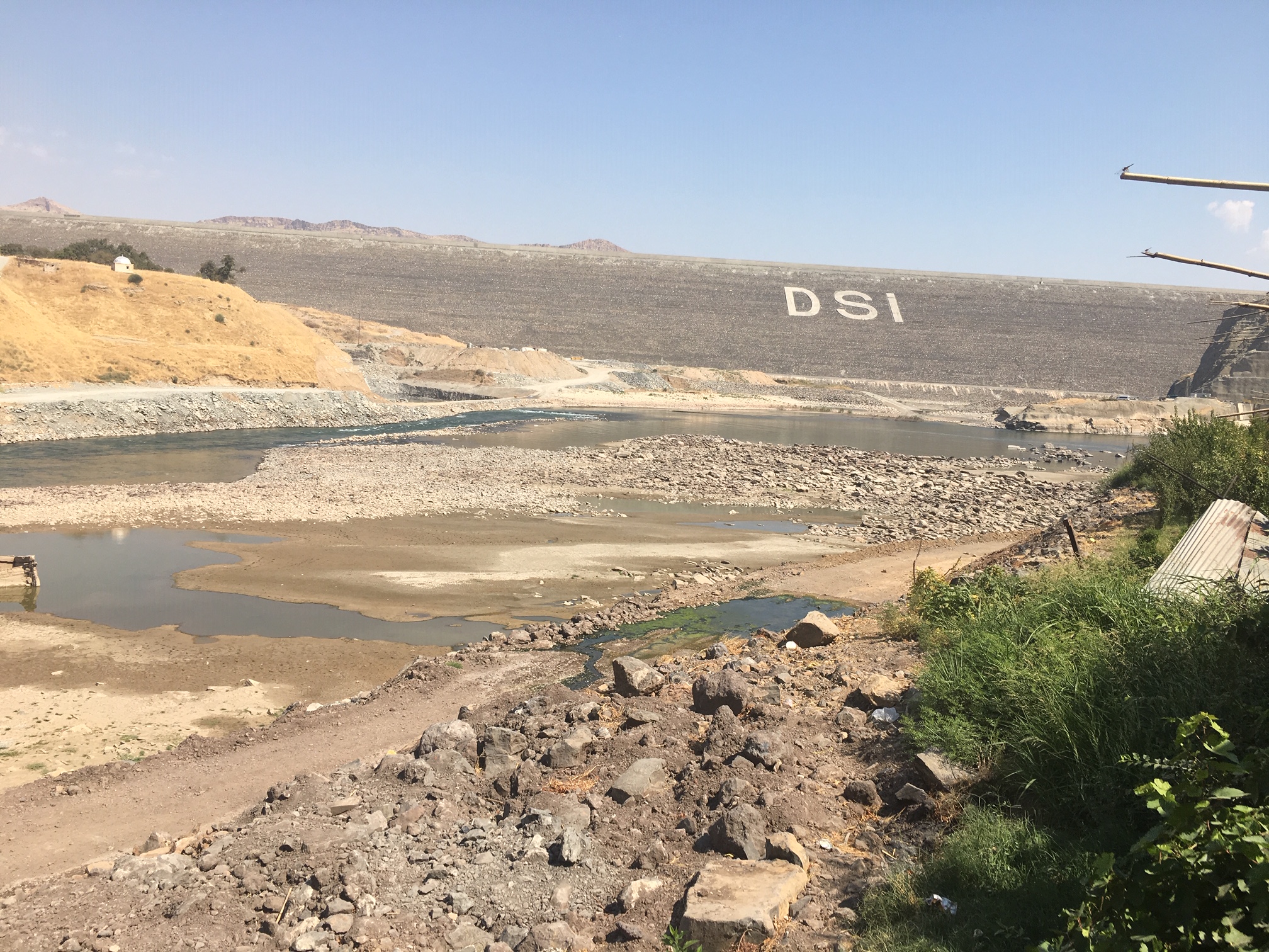 On the other side of the Ilisu dam wall, only a trickle is left of the mighty Tigris © Riverwatch