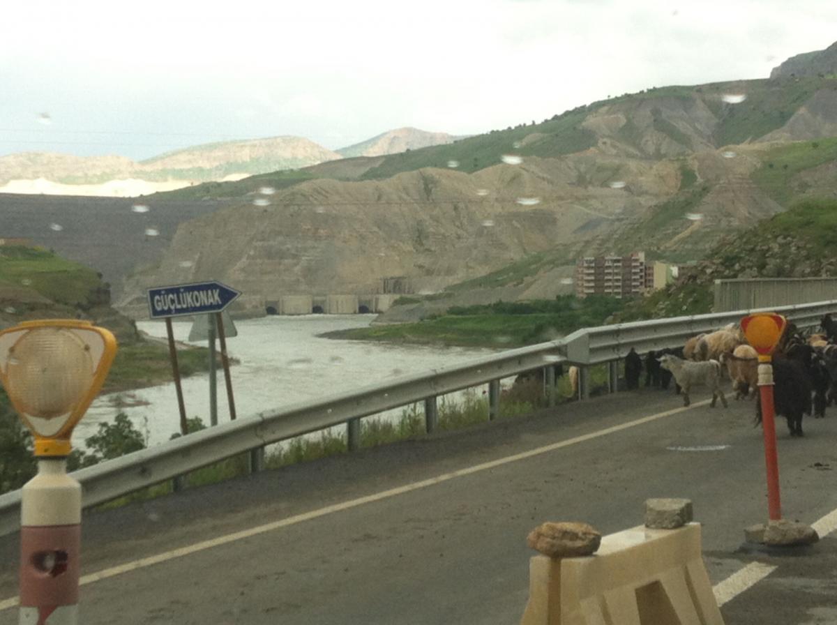 Foto aus dem Auto: man sieht die drei Umleitungsstollen, durch die der Tigris fließt. © Ulrich Eichelmann
