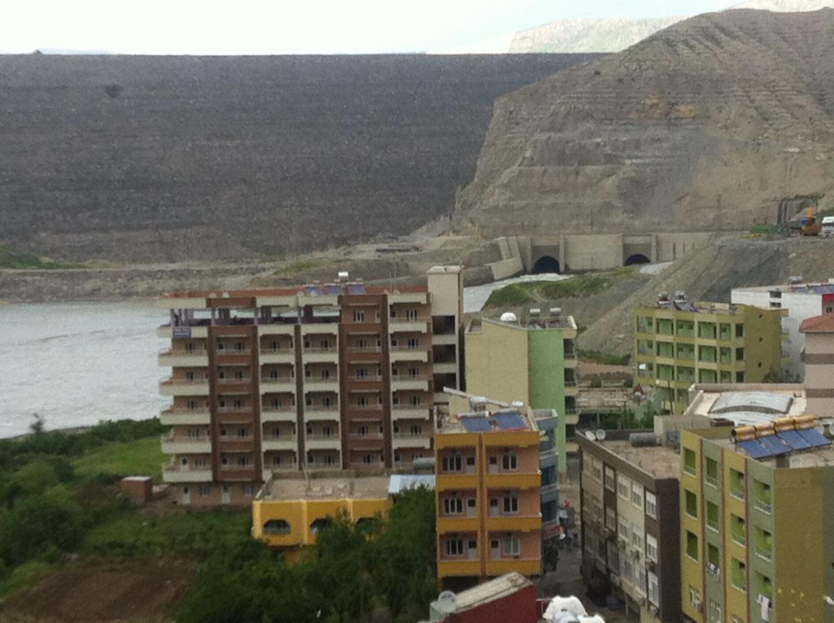 Der Staudamm sieht weitgehend fertig aus. Bauarbeiter sind zu sehen, aber nicht viele, nur etwa 20-30 Arbeiter waren sichtbar. © Ulrich Eichelmann