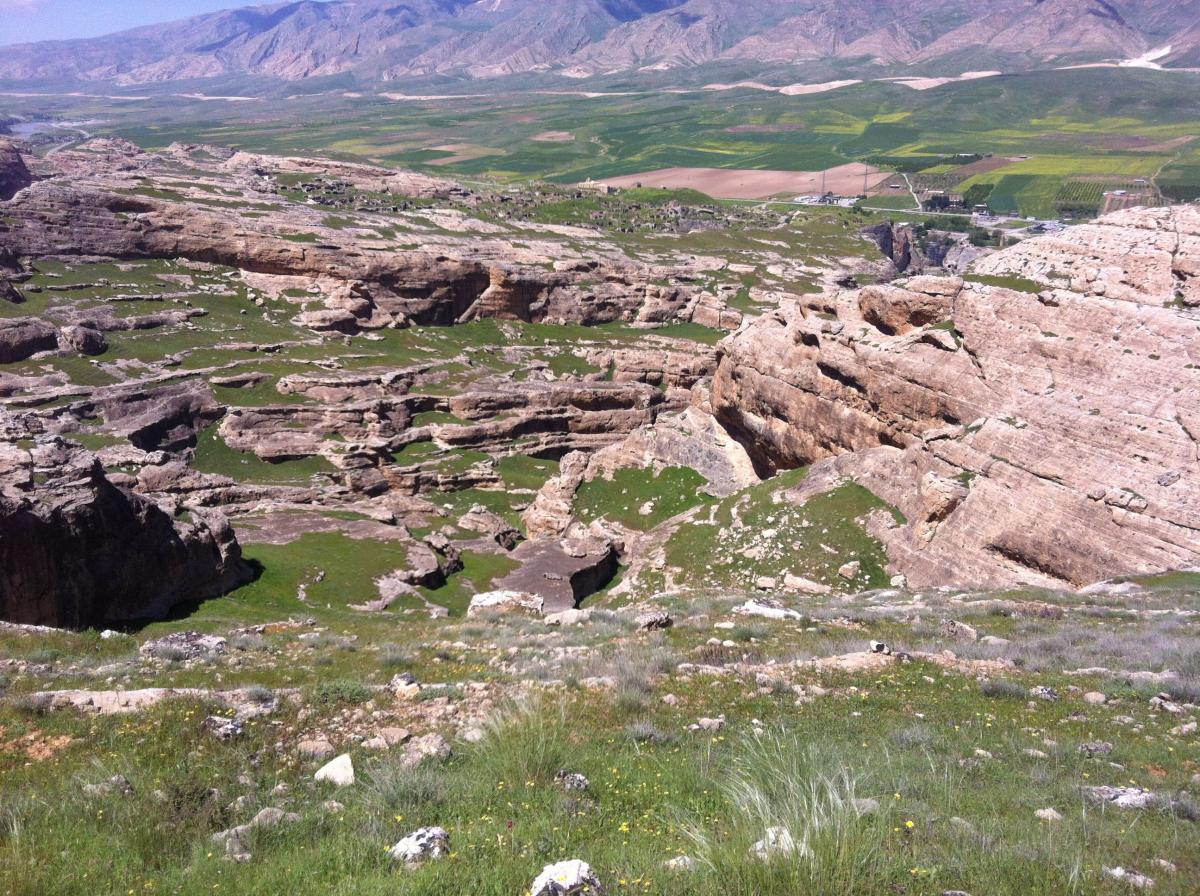 Im Hintergrund sieht man die neue Straße, die später mal am Rande des Stausees entlangführen soll. © Ulrich Eichelmann
