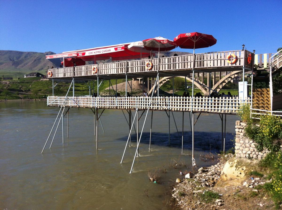 In der Nähe der alten Brücke: neues Restaurant über dem Fluss. © Ulrich Eichelmann
