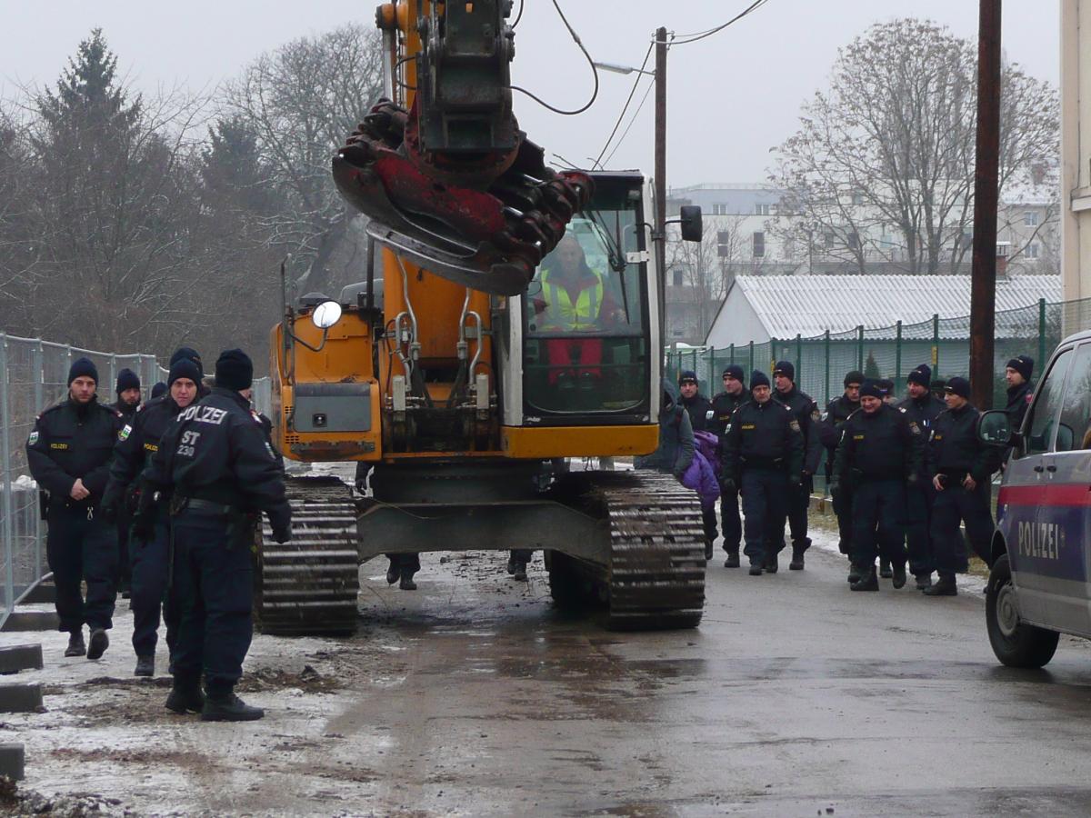 Für die Schlägerungen wurden die Harvester unter Polizeischutz an die Ufer der Mur gebracht © Rettet die Mur