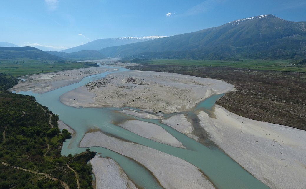 Die Vjosa in Albanien ist der letzte große Wildfluss Europas außerhalb Russlands. Dieser Fluss ist bislang weitgehend unerforscht. Dennoch soll hier ein Stausee entstehen. © Gregor Šubic