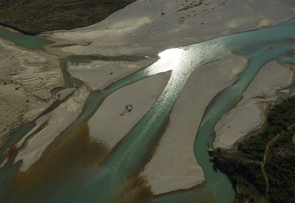 Ungewöhnlicher Ort für eine Pressekonferenz für einen außergewöhnlichen Fluss. Alle Teilnehmer wurden per Schlauchboot auf die Insel gebracht. © Gregor Šubic