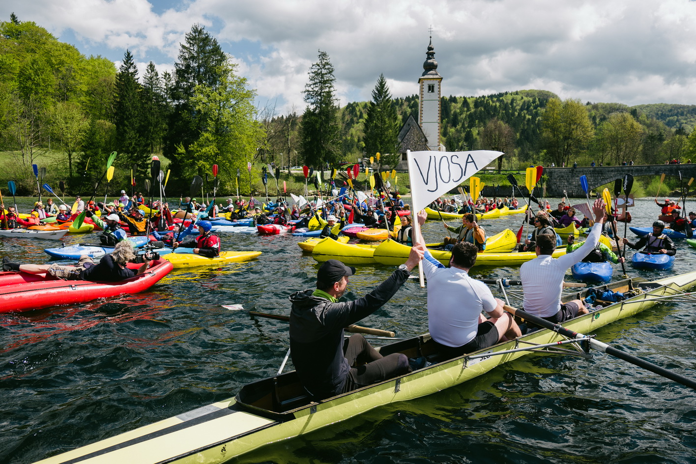 Etwa 150 Paddler haben heute die Balkan Rivers Tour am Bohinjsee in Slowenien eröffnet. © Jan Pirnat
