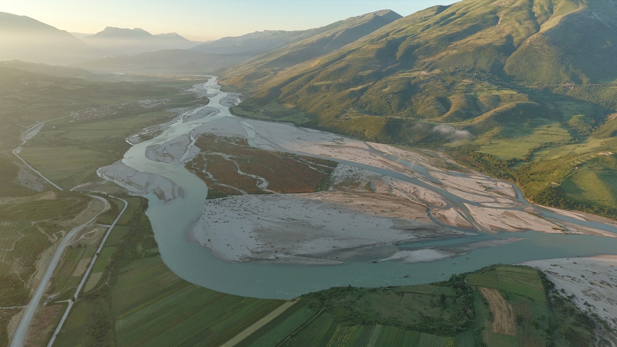 Die Vjosa ist einer der letzten Wildflüsse Europas außerhalb Russlands. Das EU-Parlament fordert ihren Schutz. © Gregor Subic