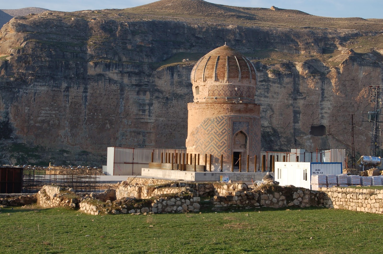 Das 600 Jahre alte Zeynel Bey Tomb Denkmal soll für den Ilisu Stausee umgesiedelt werden. Dabei würde das Denkmal seine kulturelle und historische Bedeutung verlieren. © Hasankeyf Matters