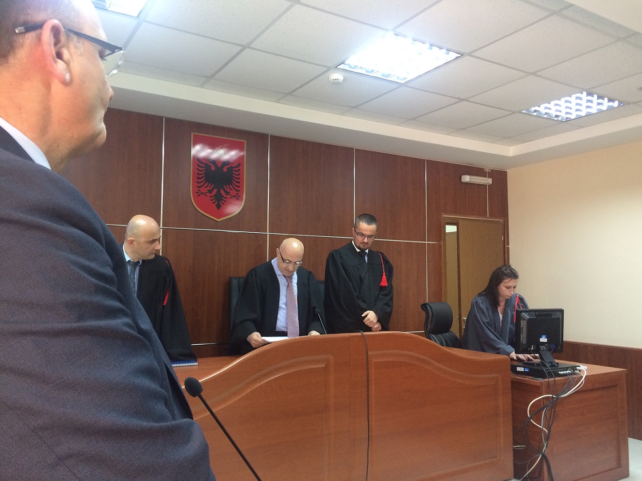 Im albanischen Verwaltungsgerichtshof: die Richter entscheiden im Sinne des letzten großen Wildflusses Europas. © Olta Hadushaj